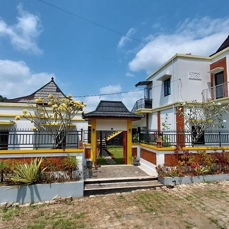 Pool Villa Saung Suluh Purwokerto Exterior photo